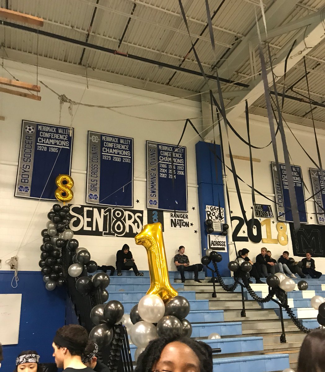 CleliaPaone99's tweet photo. 2018 for the win🤟🏻 #peprally #sen18rs #kissmyclass 🖤🖤🖤 https://t.co/OTaID2wY8Z