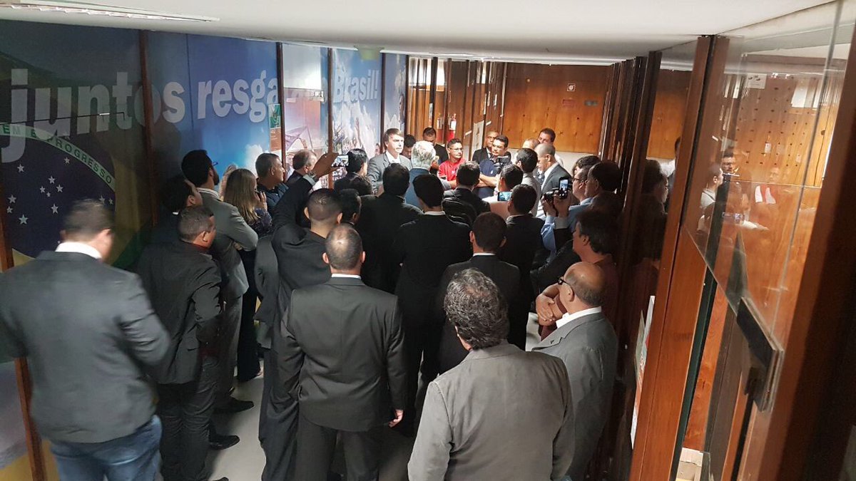 jairbolsonaro's tweet photo. Em Brasília, nosso gabinete de um tempo para cá não para um segundo, nem nos dias de sessões. Procuramos dar atenção a todos e sejam benvindos sempre e obrigado pela consideração! Seguimos fazendo nossa tarefa! Com @bolsonarosp https://t.co/5KoxhkwBvr