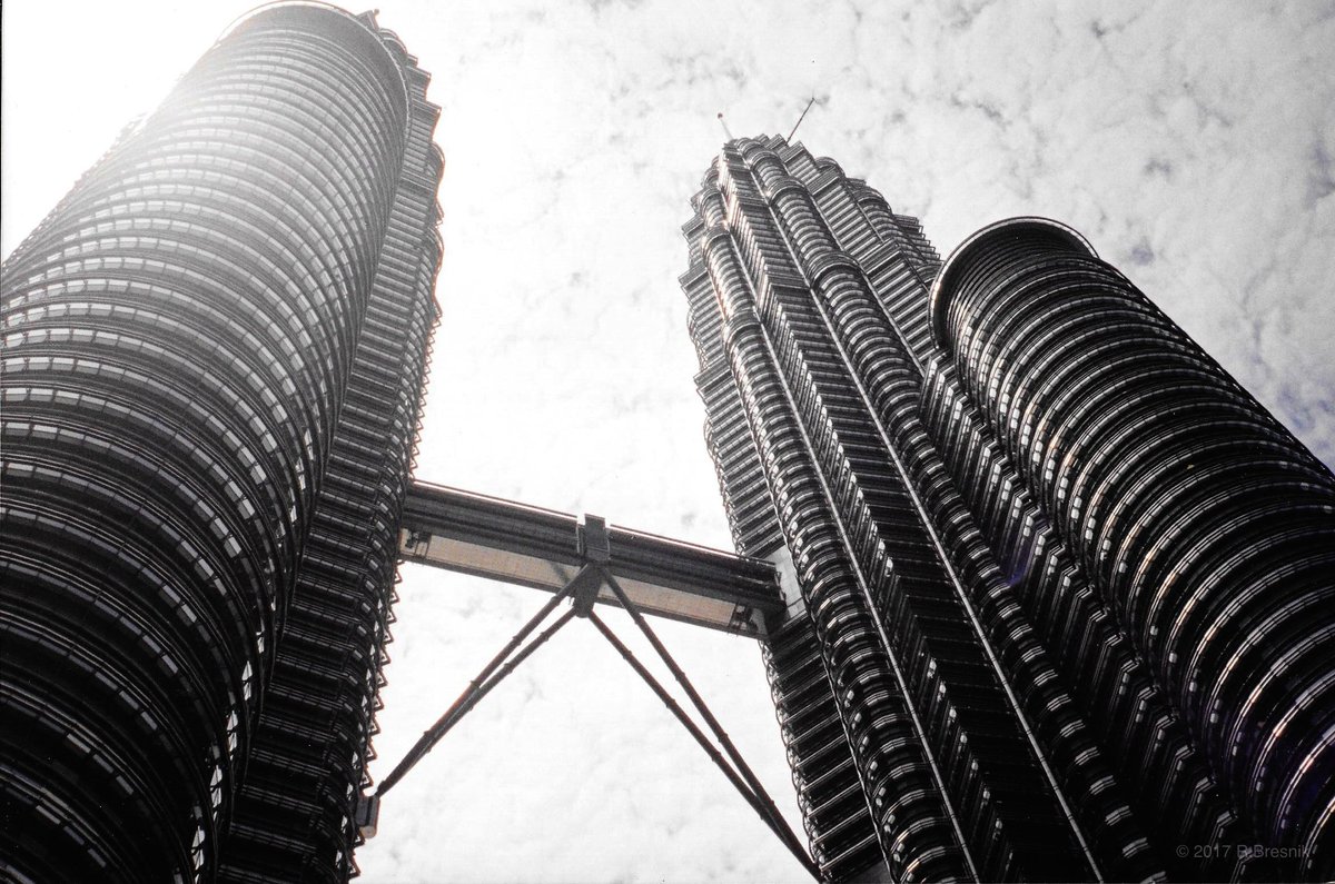 AstroKomrade's tweet image. The impressive Petronas Towers from Kuala Lumpur, Malaysia.  #OneWorldManyViews