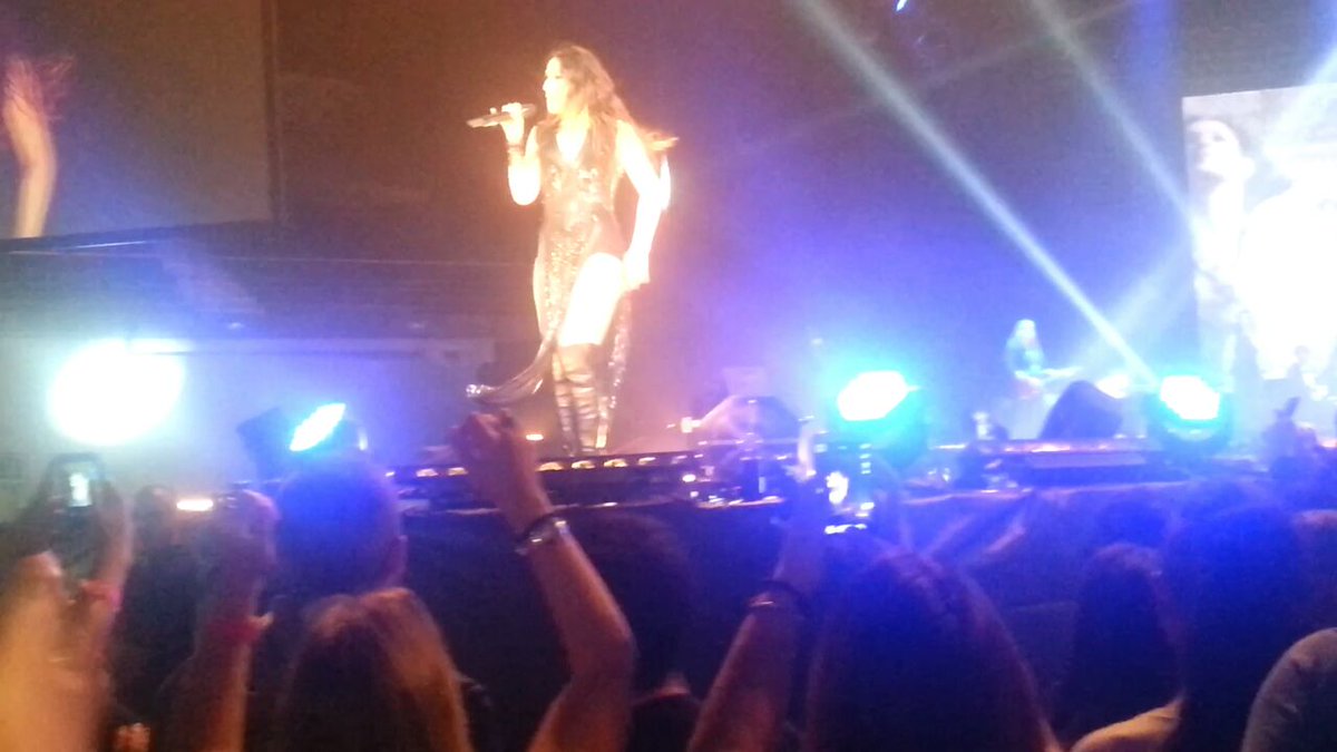 SofiaBustillo's tweet photo. Madre mía k fotón hice jajajajajaajajaja ou me podría haber ahorrado el hacer fotos #22Nov2014 #FindegiraTourSí #CuartoPalacio https://t.co/DHc02Papmf