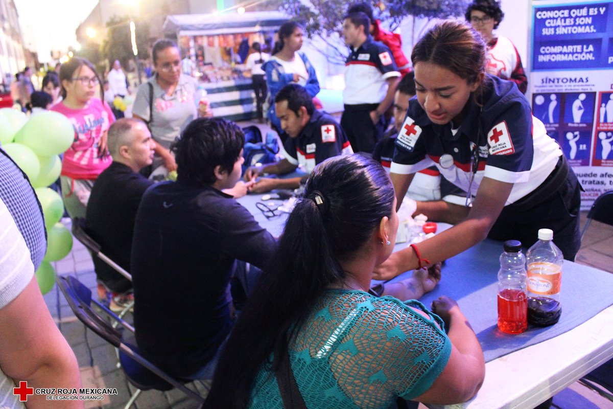CruzRojaDgo's tweet image. Como parte de las actividades para la prevención de la #Diabetes, nuestros Juventinos llevaron a la Plaza de Armas, platicas de concientización, chequeo de signos vitales y glucosa sin costo, así como inducción al RCP. #JuventudEnAcción