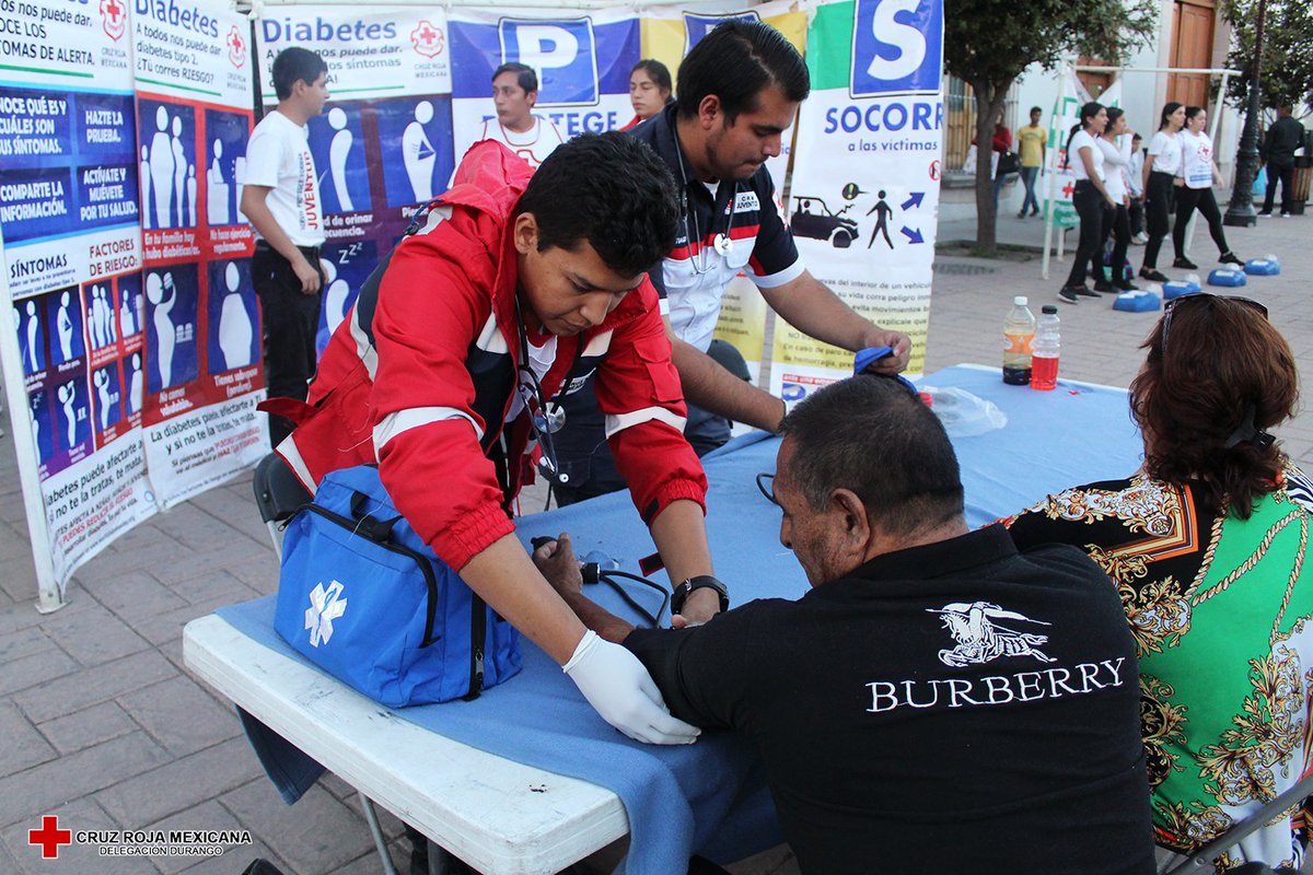 CruzRojaDgo's tweet image. Como parte de las actividades para la prevención de la #Diabetes, nuestros Juventinos llevaron a la Plaza de Armas, platicas de concientización, chequeo de signos vitales y glucosa sin costo, así como inducción al RCP. #JuventudEnAcción