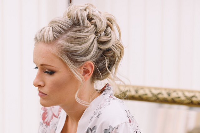 ElloiseIndiawed's tweet photo. Here is stunning bride Rosie, her hair and make up was expertly created by our top stylist Holly & photo courtesy of the amazing @KevinBelson #weddingspacialist #weddingday #lovelybride #mua #hairdresser #hairstyist #bride #bridak #weddingphotographer https://t.co/Z9BHcpqr5M
