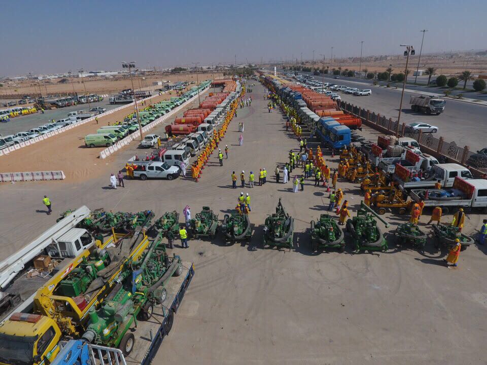 أكملت #أمانة_منطقة_الرياض استعداداتها لموسم الأمطار من خلال خطة متكاملة تتضمن تجنيد (٢٠٠٠) مهندس ومراقب وعامل يباشرون جميع مواقع التجمعات فور هطول الأمطار مزودين بأكثر من (٦٠٠) معدة لنزح مياه الأمطار ..