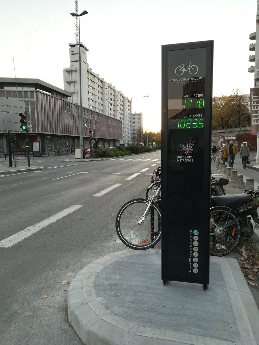 À Bordeaux a été installé un totem pour compter les vélos.
Très intéressant et divertissant, on pourra regretter l'emplacement.

Le totem est sur une 2x2 voies avec une bande cyclable dangereuse qui débouche sur les boulevards (également dangereux)