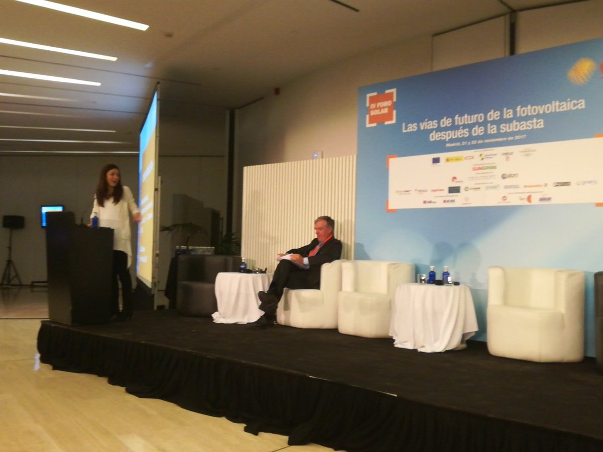 UNEFotovoltaica's tweet photo. María Fernández de @CNMC_ES y @JoseDonosoAl cierran la cuarta edición del #ForoSolar17 https://t.co/h1Uw4Fw51Q