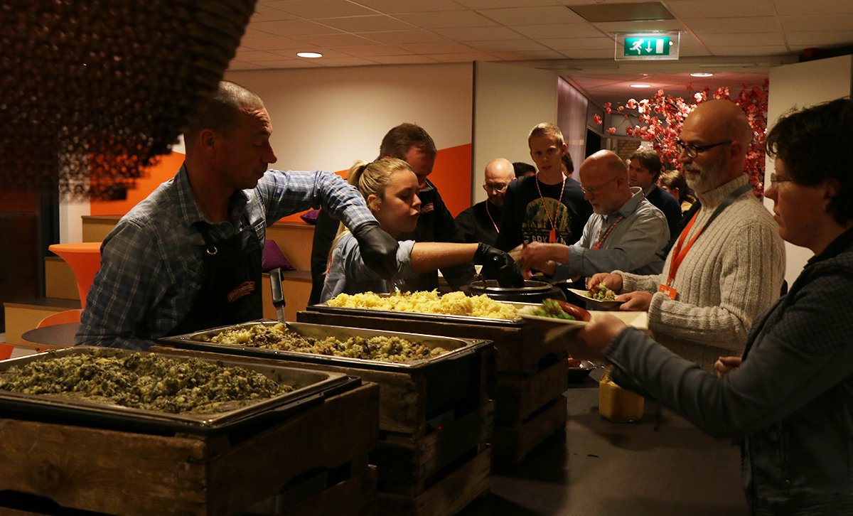 OfficialExperis's tweet photo. Hollandse stamppotten proeverij - door de mannen van @grillnsmoke. Let's eat! #sessie4? #idontcsharp #javasummit #reloading https://t.co/VflyQiGjq5