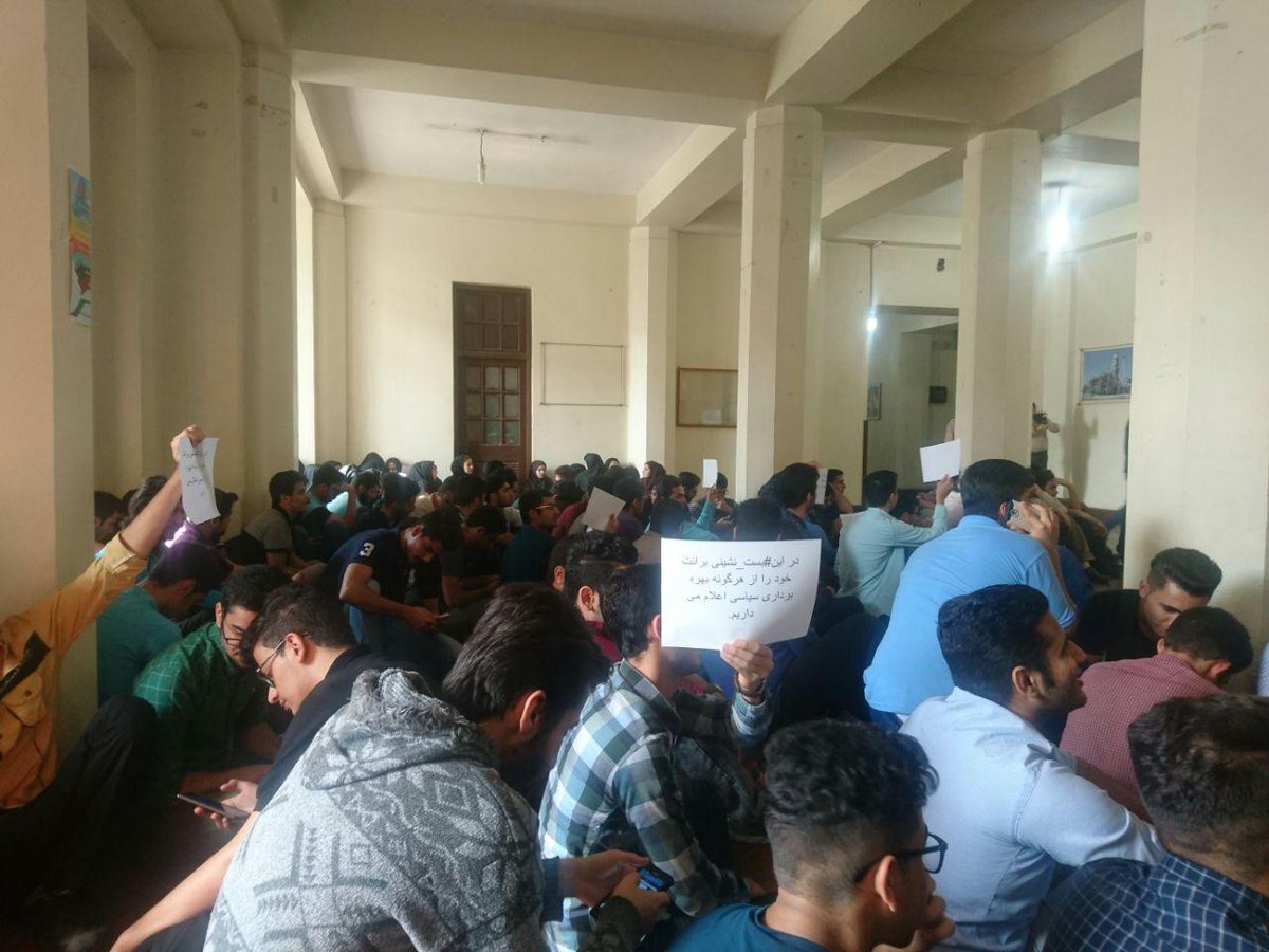 ashkanfash's tweet photo. برای بار چندم میگیم آغا این اعتراضات کاملا صنفی هستن، مشکلات خودمون به اندازه ی کافی بزرگ هستن با سیاسی جلوه دادن اعتراضمون کمکی نمی کنین، ما در چهارچوب قانون دنبال حقمونیم
 #دانشگاه_نفت https://t.co/TuApC7743k