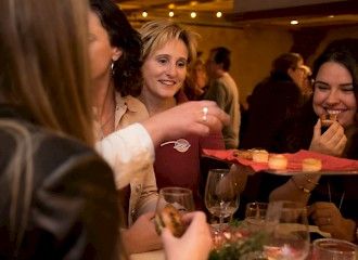 hoevedemiddelt's tweet photo. De decembermaand komt er weer aan en dat betekent dat het tijd is voor de jaarlijkse kerstborrel! Samen met collega’s genieten van de kerstsfeer op een bijzondere locatie? Een kerstborrel vol warmte en gezelligheid vier je bij Parkhoeve de Middelt. https://t.co/zGVsdDTjyo https://t.co/G5qj64Z8GL