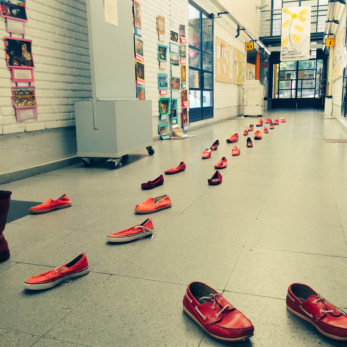 Oliva_mkdigital's tweet photo. Preciosa iniciativa de los chicos de #TASOCT1 de la que podéis disfrutar en el #IESCiudadEscolar sobre la #ViolenciaDeGénero. #Niunamenos #ZapatosRojos #MarketingDigital #Gvec https://t.co/VosCnlvSeG