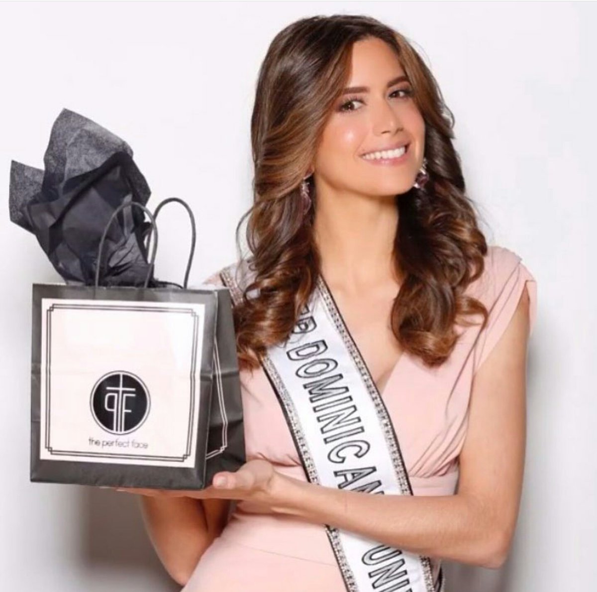 RaquelVivienne's tweet photo. The perfect face for the #MissUniverse crown is #DominicanRepublic . Retweet to Vote https://t.co/fU8GpZObuf