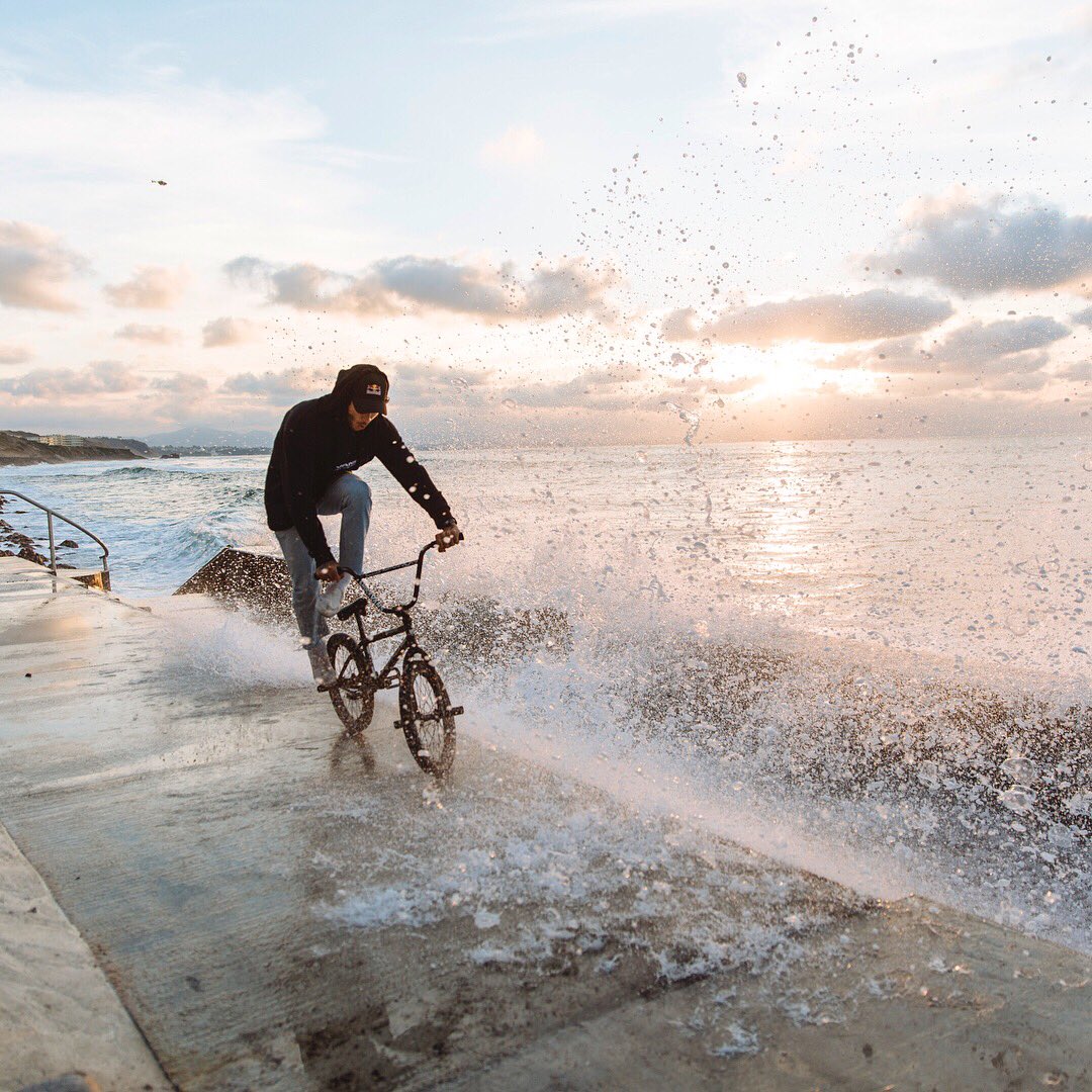 MatthiasDandois's tweet photo. « She was all wet and shit » 💦
Some behind the scenes from the @NeffosFrance shoot in Biarritz. The actual photo came out so sick!! 📷 @VincePerraud #bmx #wet https://t.co/XCc1N41BA2