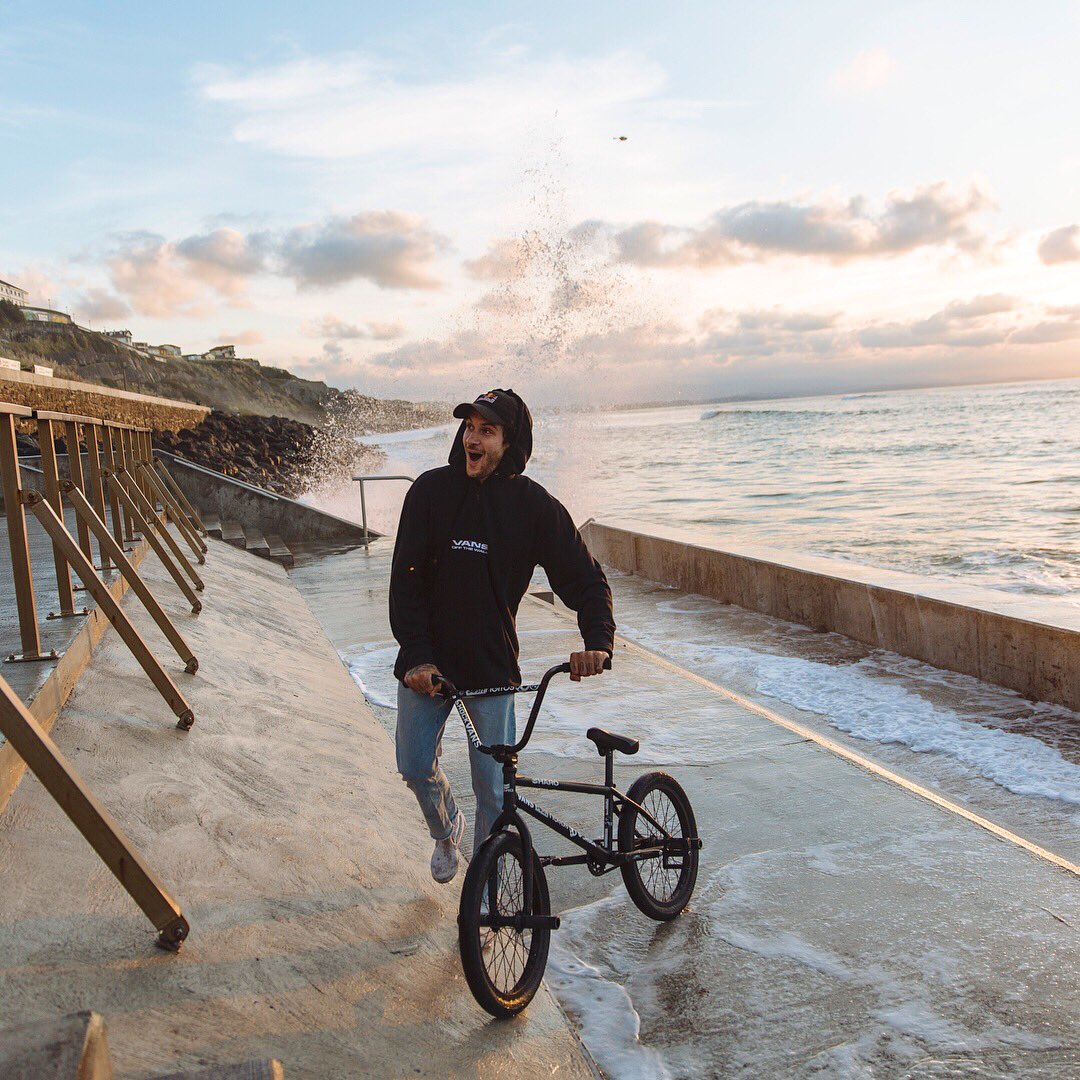 « She was all wet and shit » 💦
Some behind the scenes from the <a href="/NeffosFrance/">Neffos France</a> shoot in Biarritz. The actual photo came out so sick!! 📷 <a href="/VincePerraud/">vince perraud</a> #bmx #wet