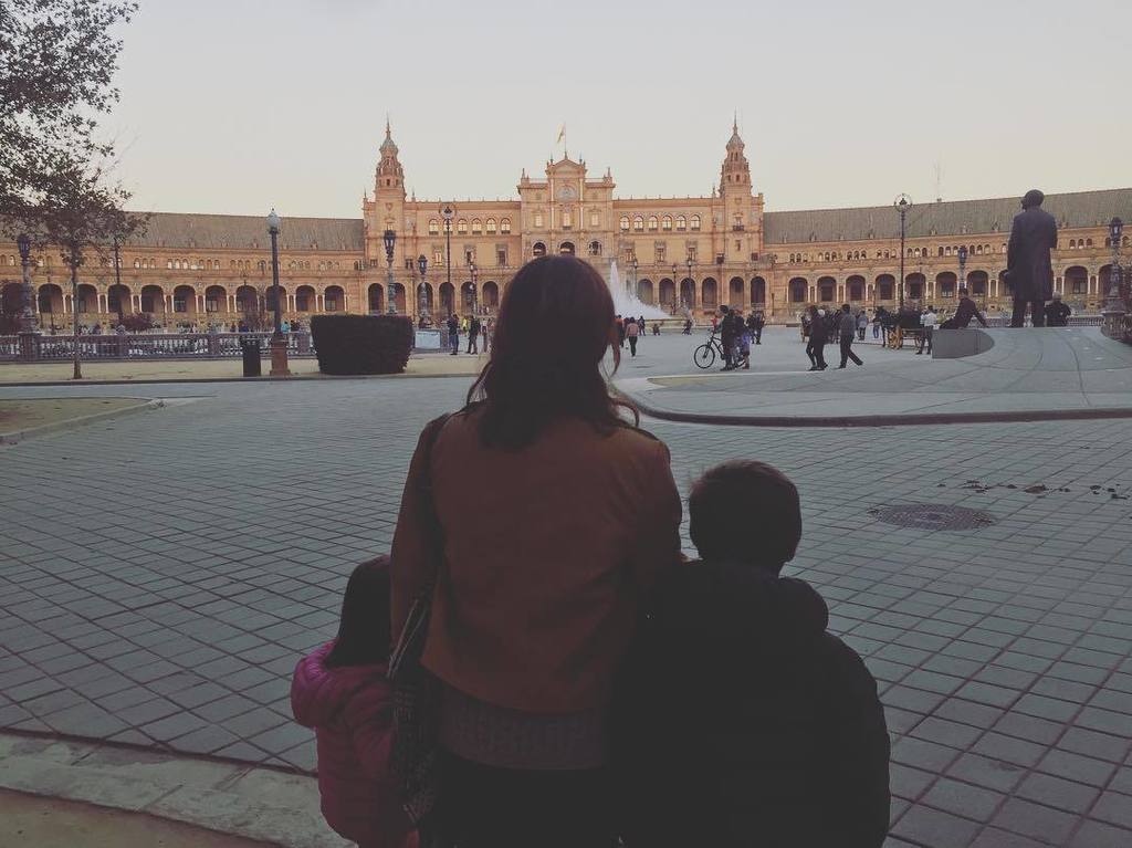 Erasmus_Craven's tweet photo. Los pequeños jedis llegan a Naboo #plazaespaña #sevilla #peques #esterfest #ilovehomeawayedition https://t.co/2yEG2IGOPM https://t.co/EOlq7V8EAO