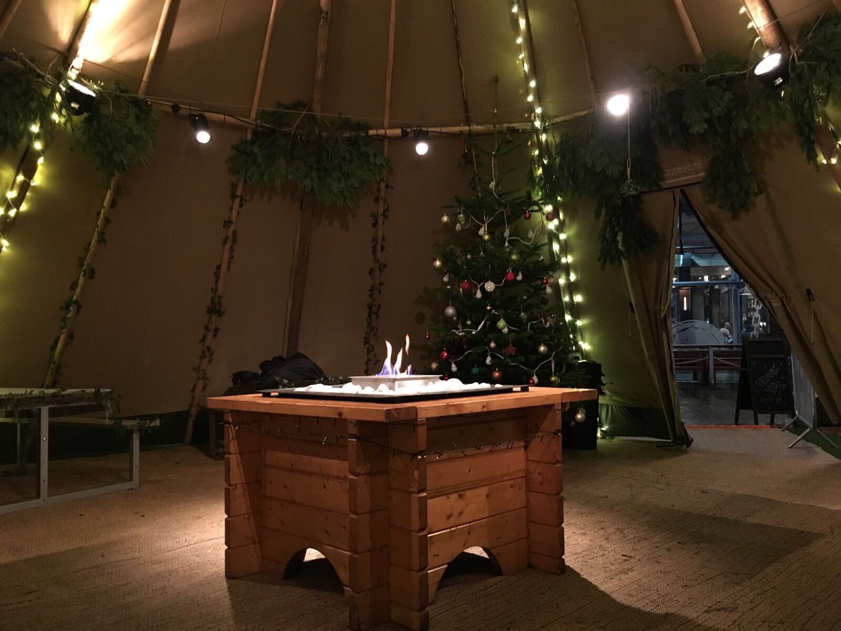 TheShackMCUK's tweet photo. Hoorah, Christmas is here and we’re officially open for business! Check out how sparkly we look 😇🎊 #mediacity #salford #thelodge #christmas #xmas #chrimbo https://t.co/l7fhGtry0E