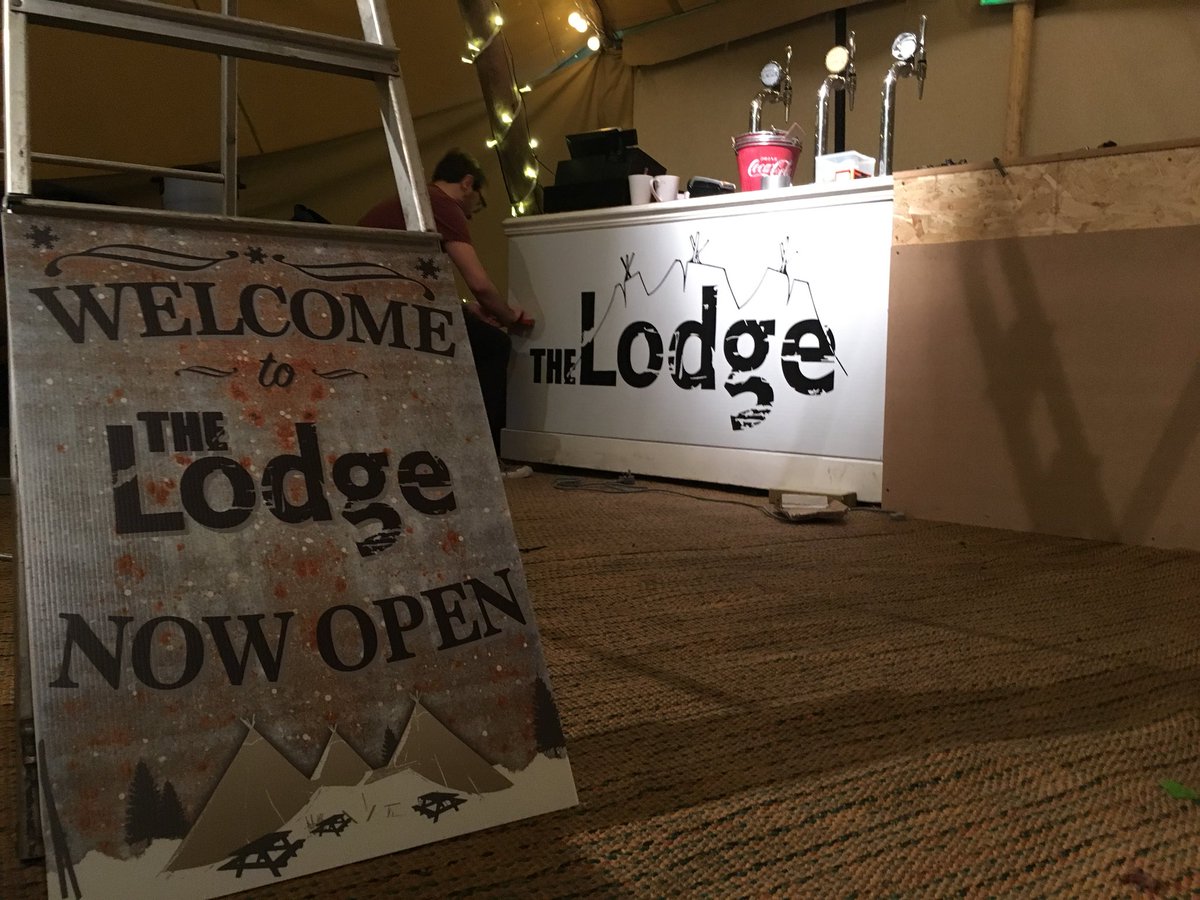 TheShackMCUK's tweet photo. Hoorah, Christmas is here and we’re officially open for business! Check out how sparkly we look 😇🎊 #mediacity #salford #thelodge #christmas #xmas #chrimbo https://t.co/l7fhGtry0E
