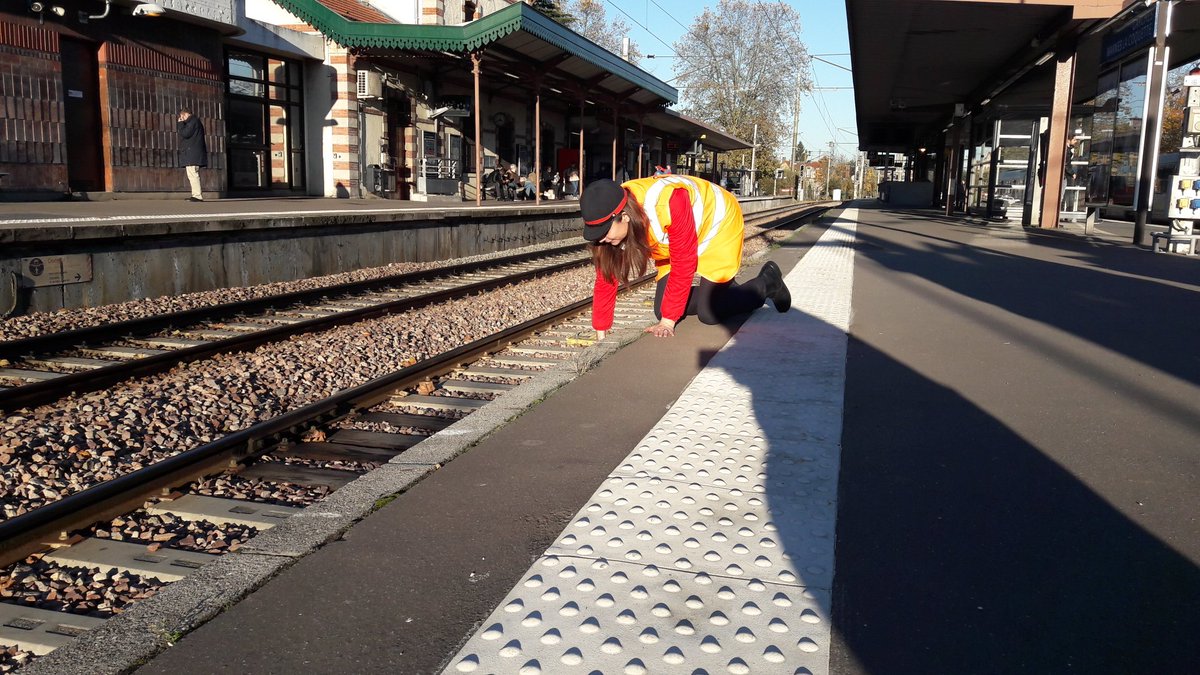 dydrac2011's tweet photo. Je continue à procéder à l'habilitation de mes responsables sur le ramassage d'objet tombé dans la voie à quai #magaredestcloud @PaDesrousseaux @Plusdetrains @CedricSNCF @LIGNEL_sncf @lignesNetU_SNCF https://t.co/yhZ1WbyPOI