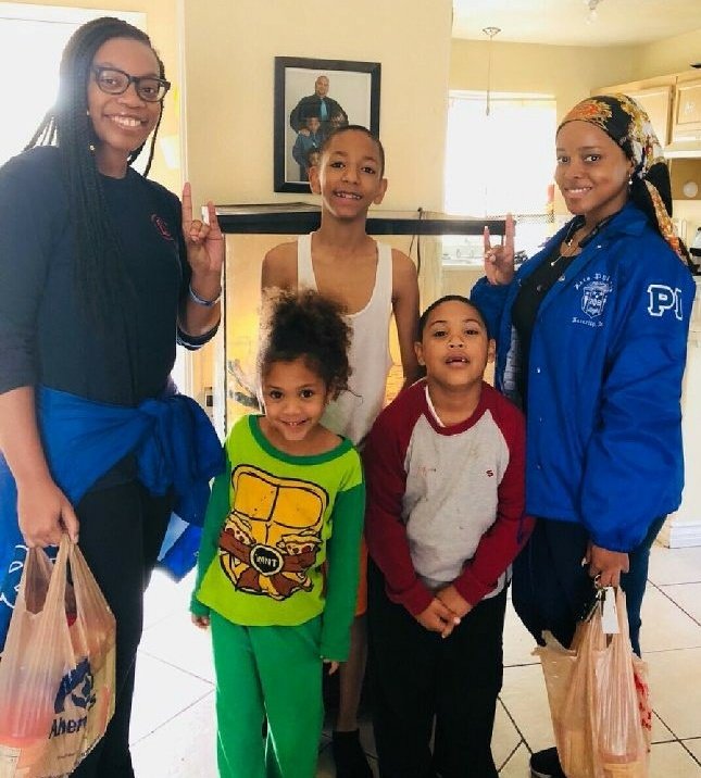 UNLVZetas's tweet photo. It was a pleasure to be able to grant this family a proper Thanksgiving dinner through our annual Adopt-a-Family service event. The Radiant Rho Pi chapter wishes all of you the best time of food an fellowship this Turkey Day!💙 #service #rhopi #zetas #Thanksgiving #adoptafamily https://t.co/6fKvZlH1aX