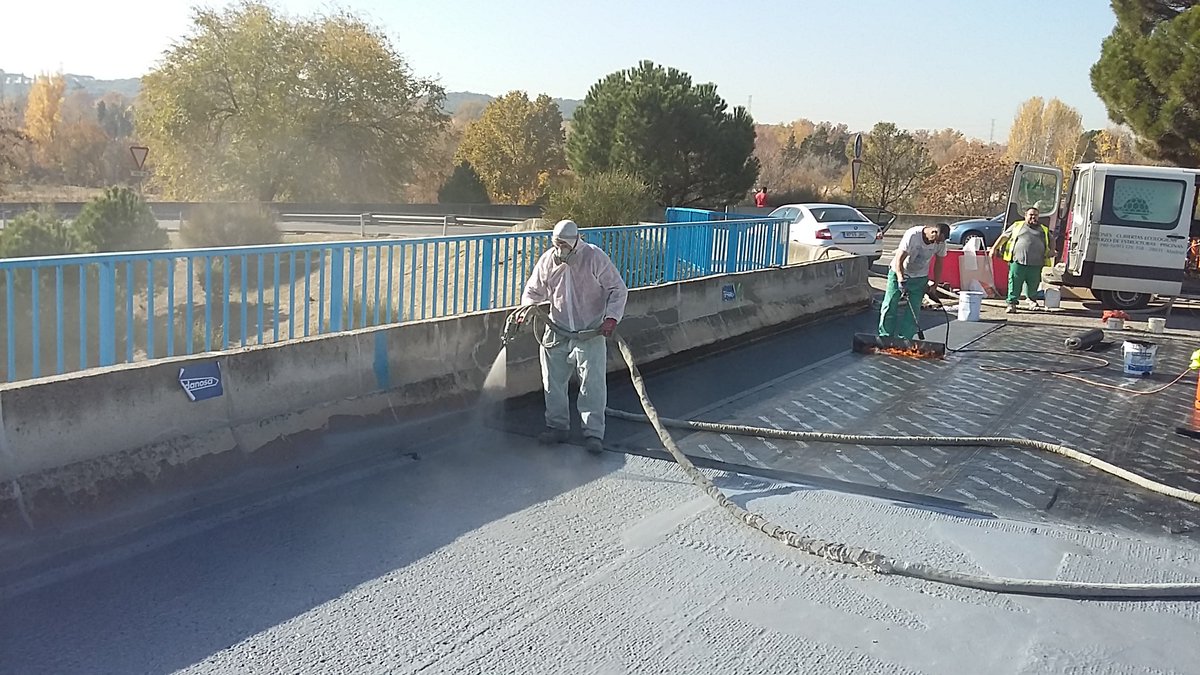 mariano_ubeda's tweet photo. Instalación simultánea de sistemas de impermeabilización bituminosos #Polydan y poliureas #Danocoat de @DANOSA_SPAIN en el puente Palacio de La Moncloa, de @MadridCalle30 y Ayto. de @MADRID, en colaboración con la ATC (Asociación Técnica de Carreteras). #BUILDINGTOGETHER https://t.co/E1kINrTcih