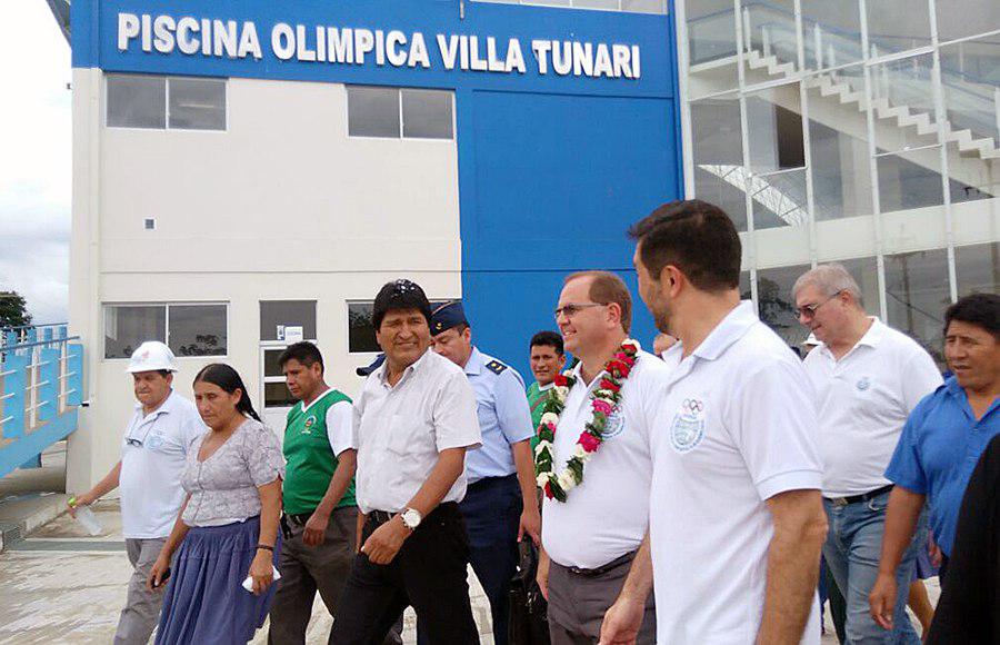 evoespueblo's tweet photo. Garantizamos Bs 3 MM para los campos deportivos de Cochabamba y Villa Tunari, cumpliendo con las recomendaciones de los dirigentes de Odesur y estar listos para los Juegos Sudamericanos 2018. Nuestro máximo reconocimiento a las empresas constructoras y a los obreros #Cocha2018 https://t.co/KXQec9x6fd
