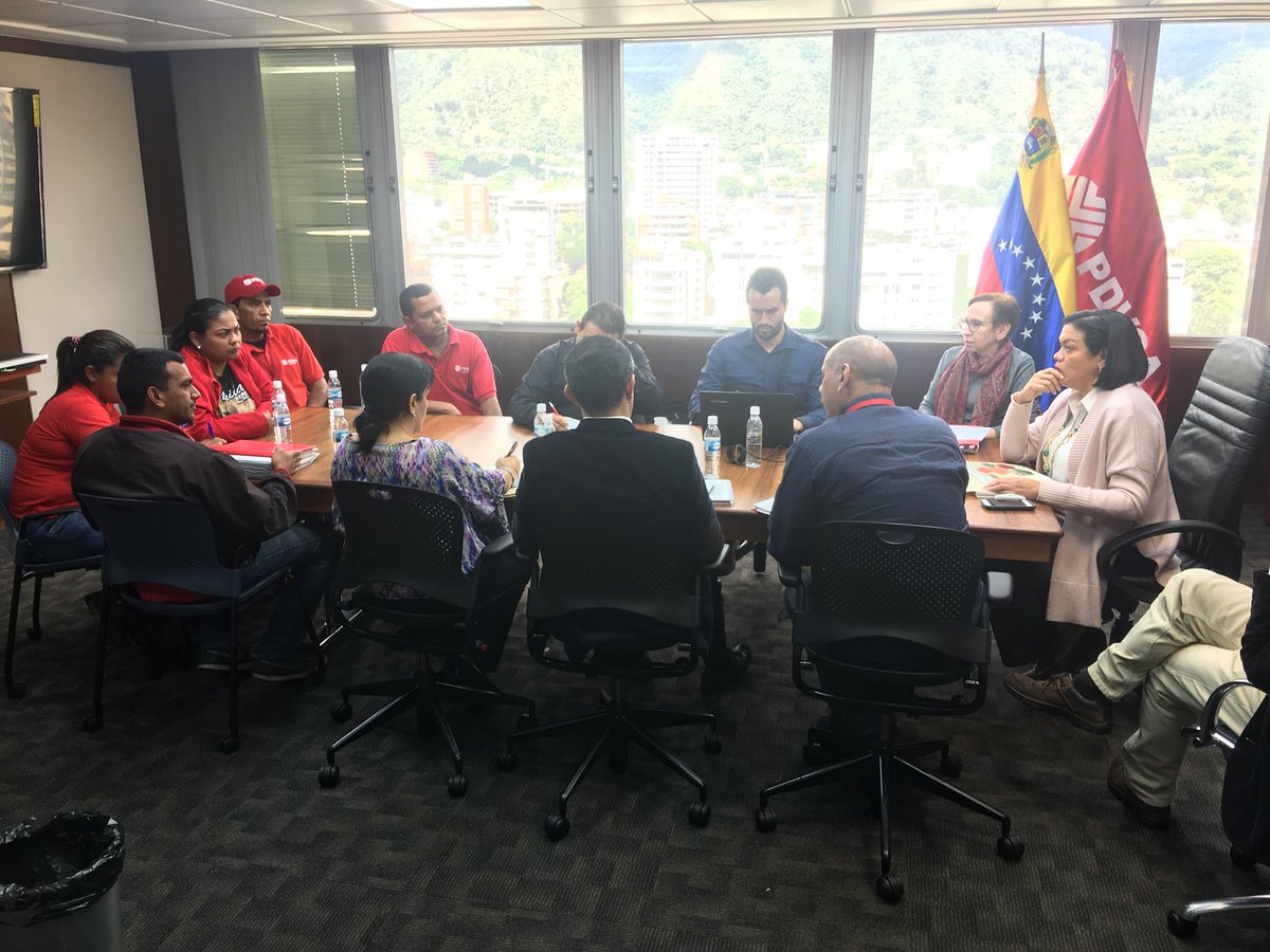 maribelparradem's tweet photo. ¡Cada día atendemos las solicitudes de nuestra Clase Obrera, por eso hoy estamos con los voceros de las Plantas de Revestimiento Guaicaipuro y Urdaneta, atendiendo también al sector “No Petrolero” de la PDVSA Socialista! ¡Avanzamos de la mano de nuestros trabajadores! https://t.co/Xhrnoc4dW7