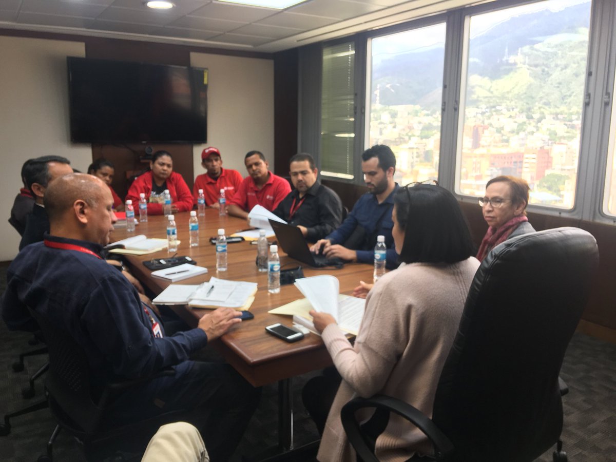 maribelparradem's tweet photo. ¡Cada día atendemos las solicitudes de nuestra Clase Obrera, por eso hoy estamos con los voceros de las Plantas de Revestimiento Guaicaipuro y Urdaneta, atendiendo también al sector “No Petrolero” de la PDVSA Socialista! ¡Avanzamos de la mano de nuestros trabajadores! https://t.co/Xhrnoc4dW7
