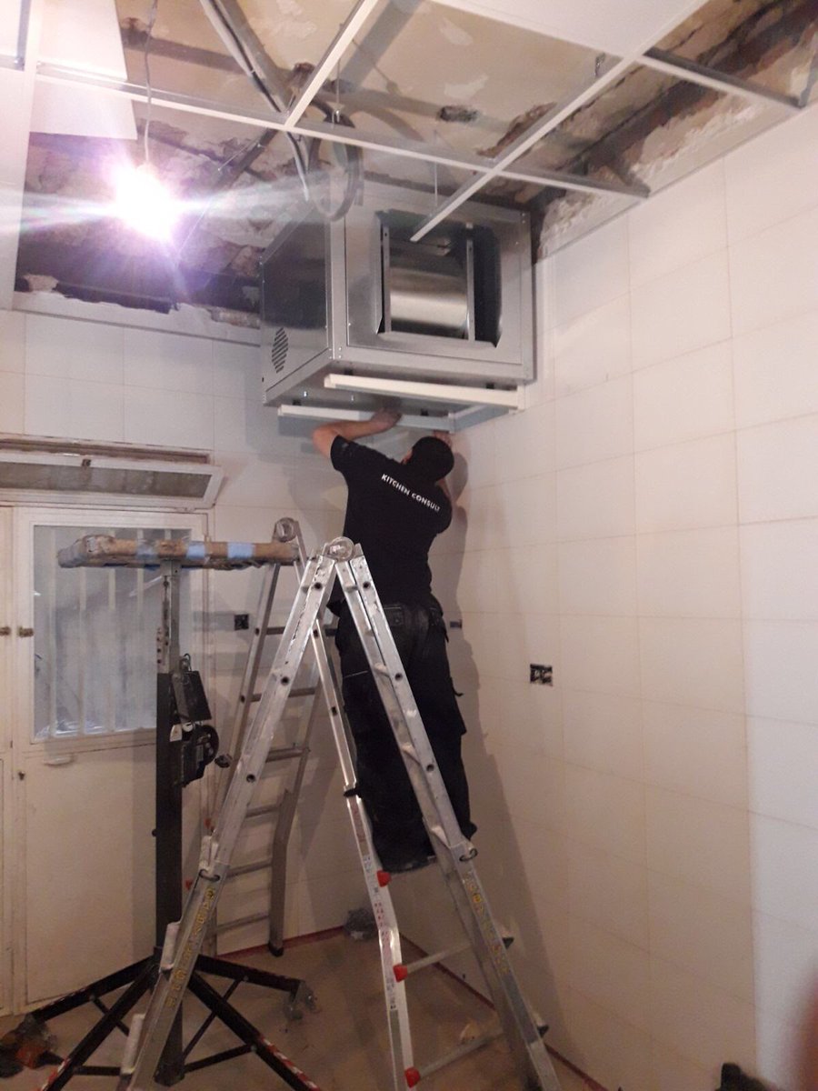 kitchenconsult_'s tweet photo. Hoy montando sistema de extracción perfil bajo para Landareak en Malasaña. Seguimos!! #TeamK! https://t.co/EDUlvA5TAL