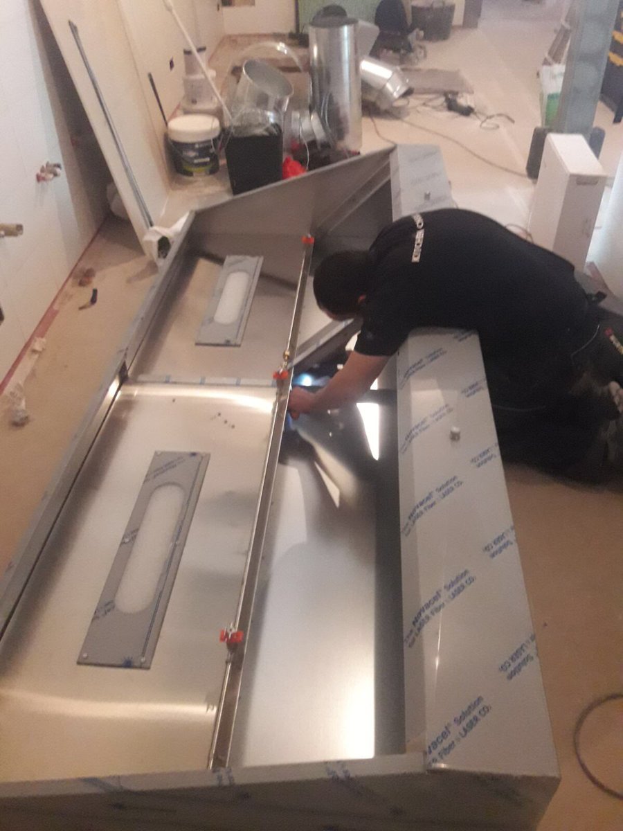 kitchenconsult_'s tweet photo. Hoy montando sistema de extracción perfil bajo para Landareak en Malasaña. Seguimos!! #TeamK! https://t.co/EDUlvA5TAL