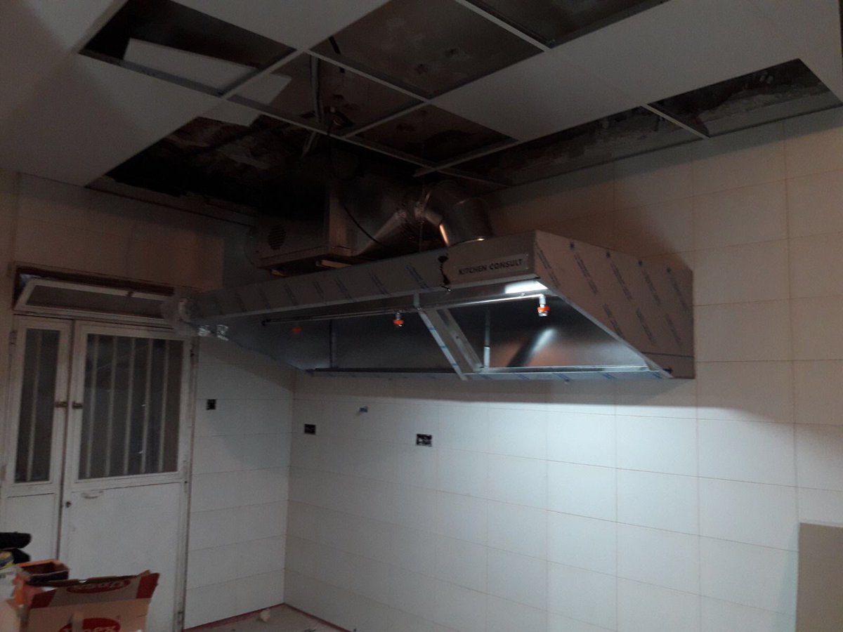 kitchenconsult_'s tweet photo. Hoy montando sistema de extracción perfil bajo para Landareak en Malasaña. Seguimos!! #TeamK! https://t.co/EDUlvA5TAL