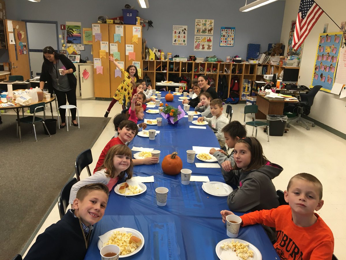 ryenot23's tweet photo. Feasting with friends. #sothankful #beautifulclass https://t.co/0hHGEfPY13