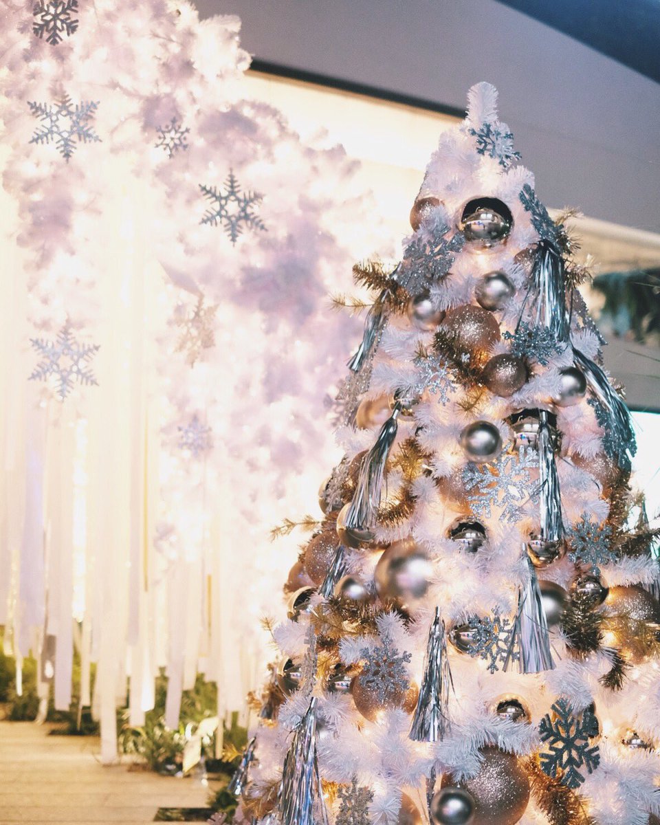 ununfah's tweet photo. Christmas is around the corner 🎄🎅🏼 ซุ้มทางเดินเข้า Emporium จัดต้อนรับเทศกาลคริสต์มาส ของจริงสวยมาก กลางวันว่าสวยแล้ว กลางคืนสวยกว่า ฝั่ง Emquartier ก็กำลังสร้างหมีขาวตัวใหญ่เท่าตึก2ชั้น นี่แนะนำว่าใครเบื่อถ่ายหน้าctw ก็มาถ่ายรูปที่นี่ได้ BTS พร้อมพงศ์เด้อ https://t.co/ty8jCCgjZb