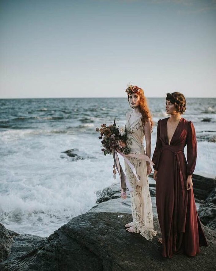 EventiDarling's tweet photo. "This beachy bridal inspiration... goes beyond a stark white gown and bare feet with a moody romantic twist."
.
.⠀ ⠀
.⠀ ⠀
#eventidarling #weddingplanner #lovely #fallweddings #weddinginspiration #eventstyling #thatsdarling #darlingweekend #stunning #… https://t.co/AMm83YrYNG https://t.co/QZQmUdxaIF