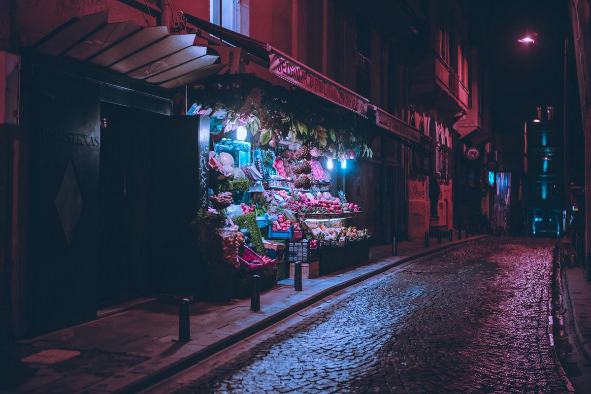 SouraMagazine's tweet photo. #ElsaBleda is attracted by the nocturnal scenes bathed in colored light, and this series was created.
#SouraMagazine: https://t.co/NABCQnXdV0 https://t.co/4R4Sw29axc