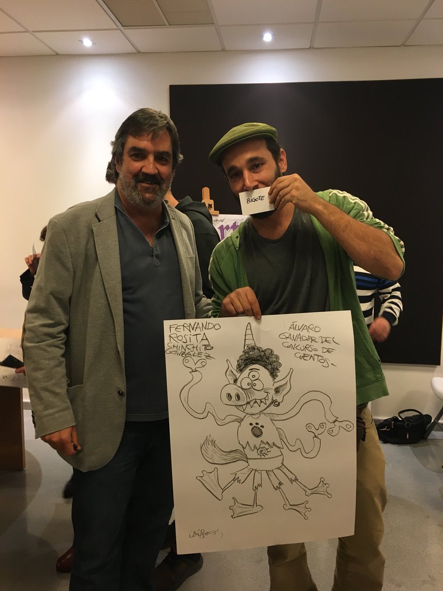 La mascota con el ganador del concurso que se la llevará a su casa y @angel_idigoras 👏🏽 Termina la primera parte del taller de cuentos de #FormArte 2017 😊 #JóvenesySalerosos #Málaga