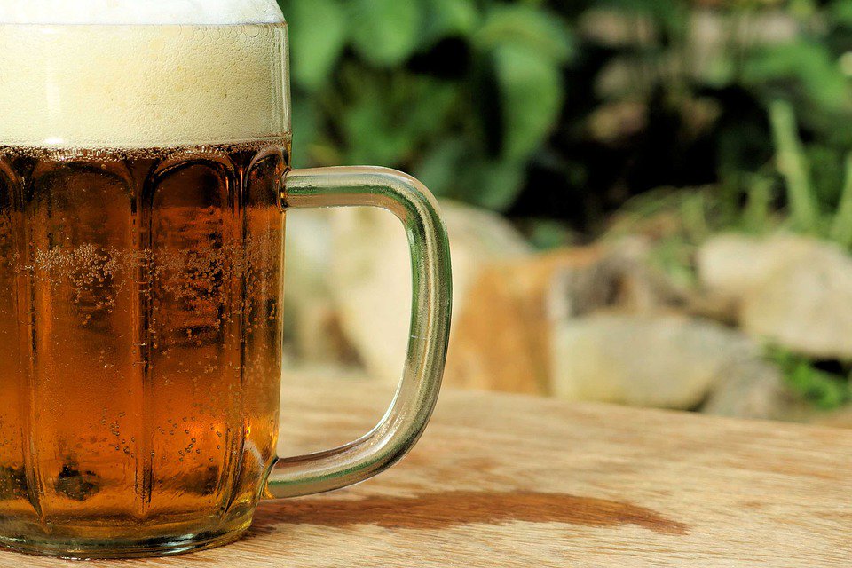 virees_ia's tweet photo. C'est l'heure de l'apéro ? Eh bien oui... avec ce froid il faut bien se réchauffer ! Allez on ne se laisse pas abattre ! Pourquoi pas aller au musée de la bière de Paris pour déguster une bonne bière ? https://t.co/pxYnhjTzGx … #biere #Paris #musee #Apero #onselaissepasabattre https://t.co/7zvqjPIzK8