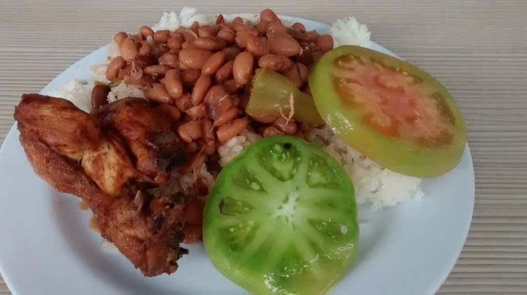 OrgulloUASD's tweet photo. Tu y yo comiendo un rico arroz blanco con tomate, habichuelas, y pollo frito en el comedor.

#NoSePiensalo.

#Adm5 https://t.co/KfimMbh6wz