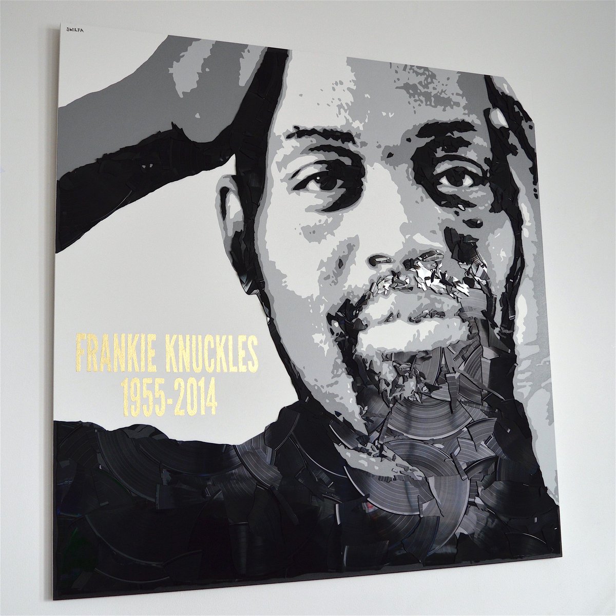 swilfa7's tweet photo. Frankie Knuckles made from broken vinyl records,100cm x 100cm hanging  in my mate's Bar/Record shop in Leeds.
#frankieknuckles #chicago
.
.
.
.
.
 #chicagohouse #godfatherofhouse #rip #housemusic #paulasrecordstore #paulasrecords #leeds #swilfavinylart #swilfa #vinyl #art https://t.co/BZZY5oqU4s