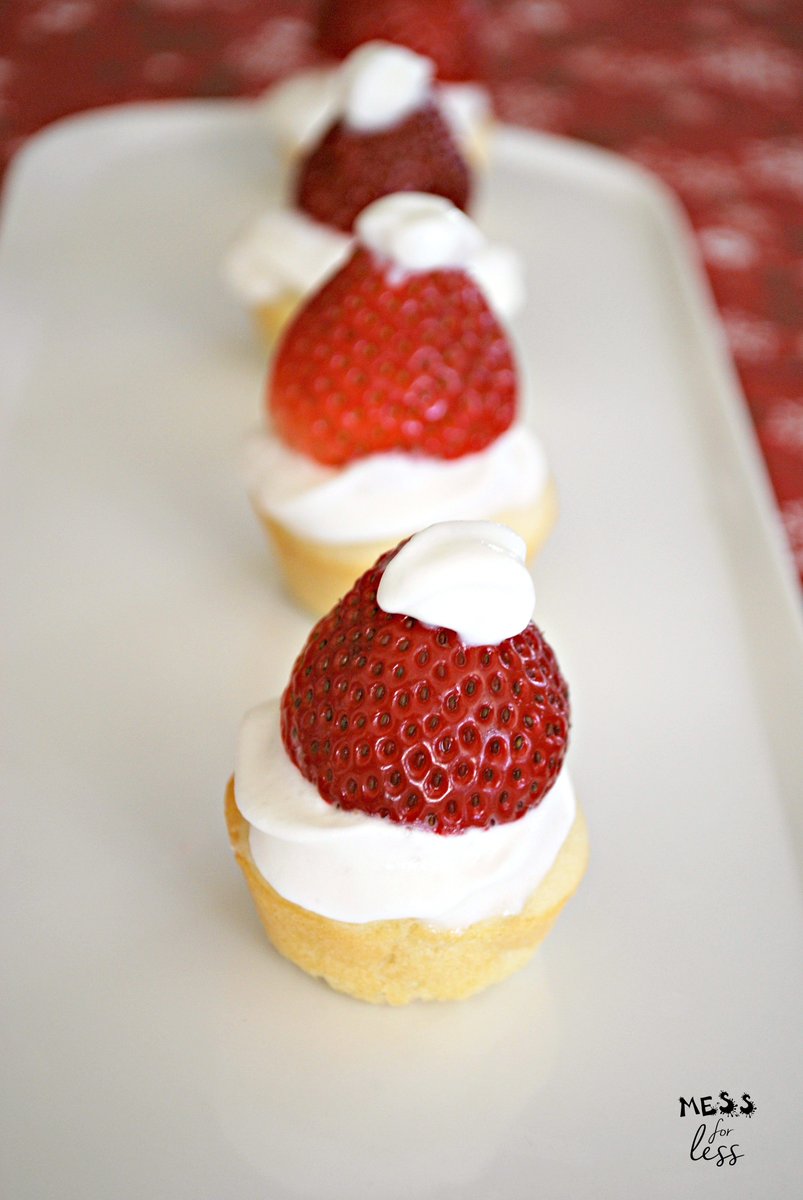 MessForLess's tweet photo. This Santa Hat Dessert is easy to make and is a lightened up version of a classic holiday recipe. #ad https://t.co/m0kKjDkbxD #SplendaSweeties #SweetSwaps @SPLENDA https://t.co/Qc5OYDmfZs