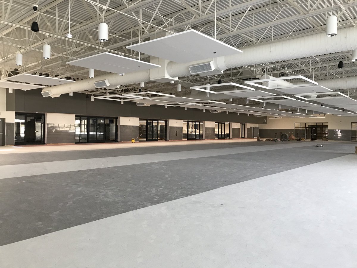 SamHoustonHS's tweet image. @PogueConstruct putting on the final touches to new cafe &amp;amp; courtyard #9GC #Thankful @ArlingtonISD