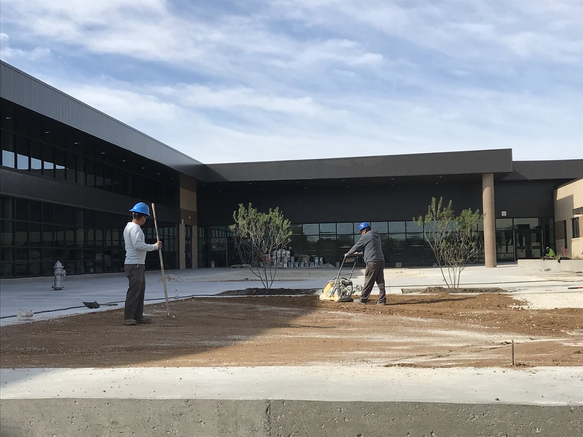 SamHoustonHS's tweet image. @PogueConstruct putting on the final touches to new cafe &amp;amp; courtyard #9GC #Thankful @ArlingtonISD