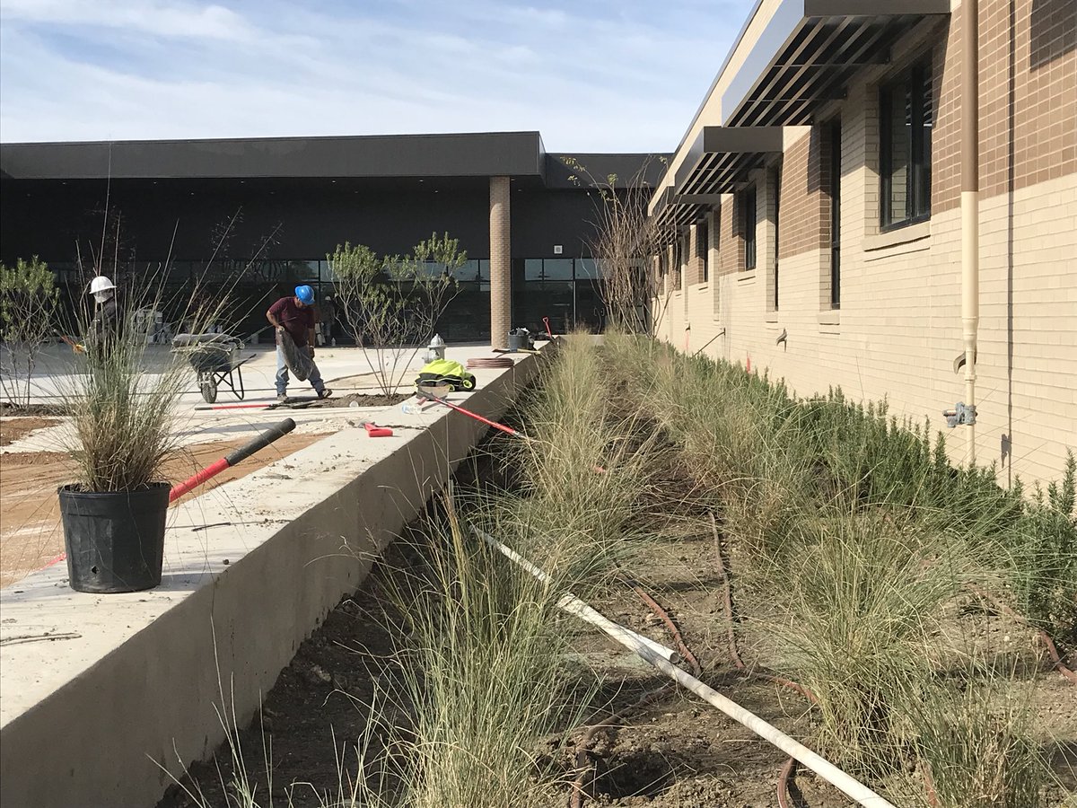 SamHoustonHS's tweet image. @PogueConstruct putting on the final touches to new cafe &amp;amp; courtyard #9GC #Thankful @ArlingtonISD