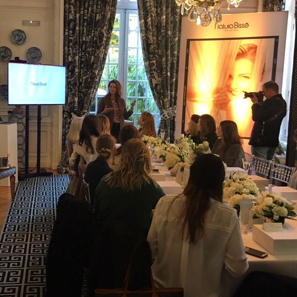 equiposingular's tweet photo. Hoy hemos estado con @naturabisse_es presentando lo último de #InhibitHD. Un encuentro único de la mano de Patricia Fisas, ¡gracias! https://t.co/HPB2wdeRAC