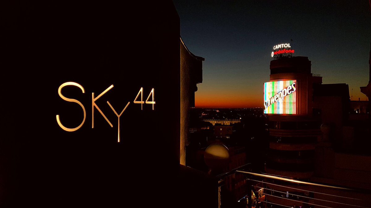 sky44madrid's tweet photo. Que el día nos diga adiós no significa que esto se acabe. ¡Despierta Madrid! 🌔 #sky44madrid #sunset #dormiresdecobardes #azoteasdemadrid https://t.co/EfDUAIMW66