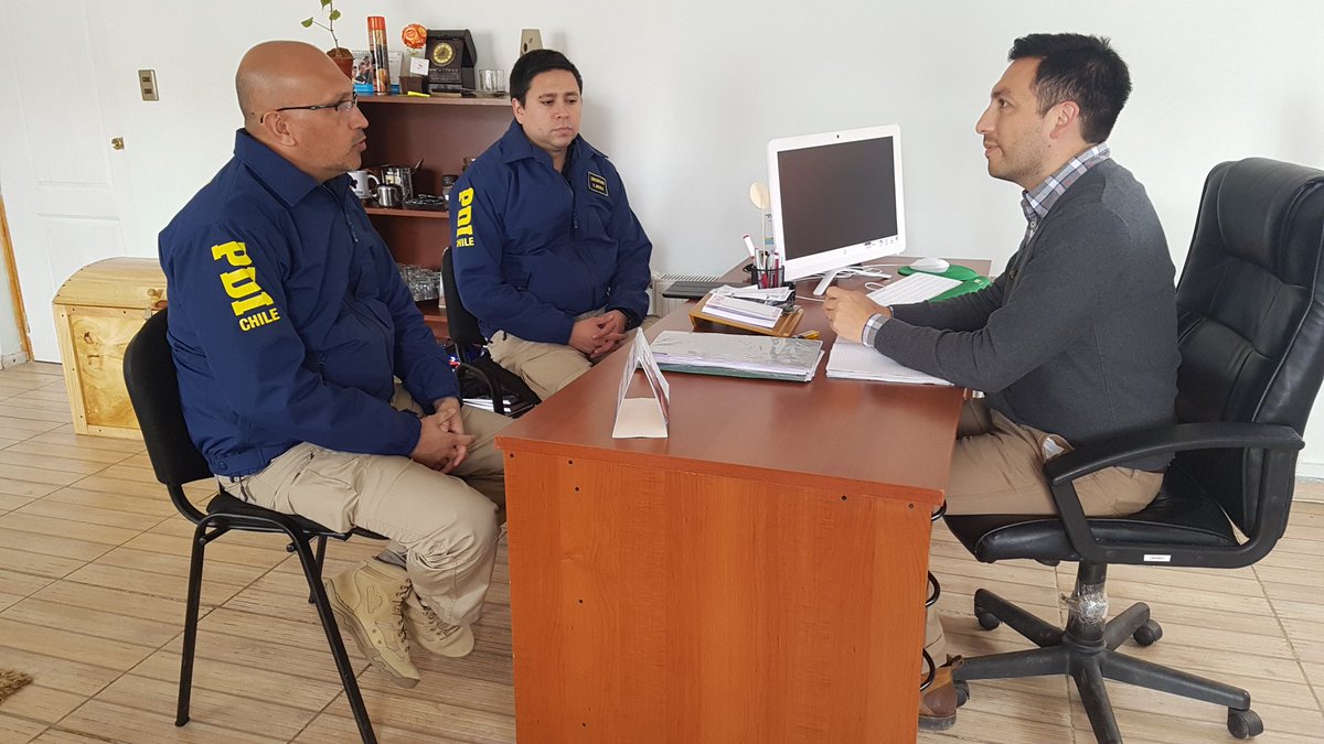 MuniChileChico's tweet photo. Omar Ruiz, Administrador Municipal recibe a nombre de @MuniChileChico saludo protocolar de Hugo Ruiz, Prefecto de la @PDI_Aysen #ChileChico https://t.co/4kPvu2YIZc