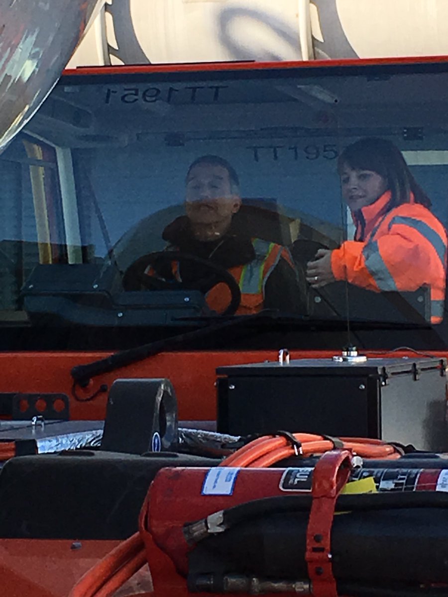 deck_68's tweet photo. Kate Gebo at ORD thanking employees for a great job and learning the Move Team process! Thanks Brian C. &amp; Joe S.  #whyiloveAO @weareunited https://t.co/QyU4wdxfXr