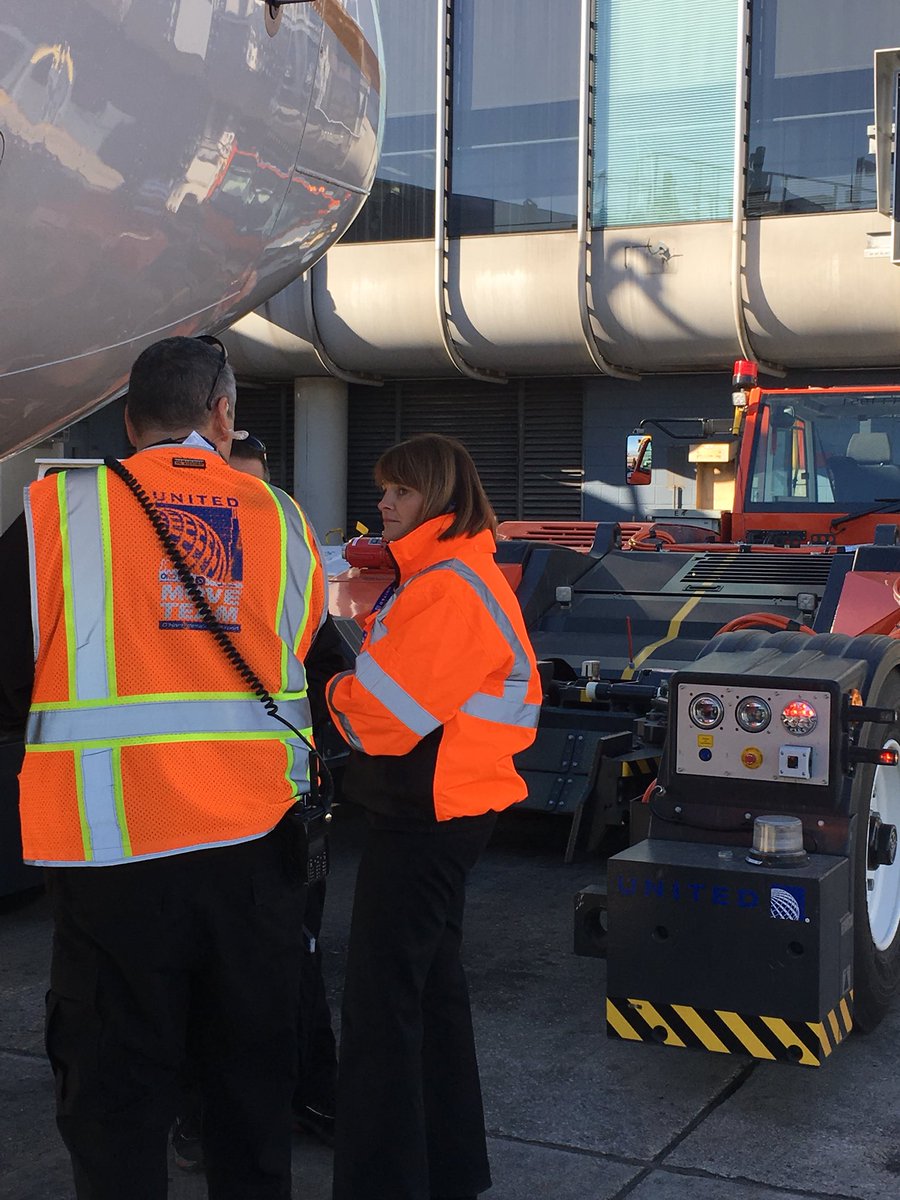 deck_68's tweet photo. Kate Gebo at ORD thanking employees for a great job and learning the Move Team process! Thanks Brian C. &amp; Joe S.  #whyiloveAO @weareunited https://t.co/QyU4wdxfXr