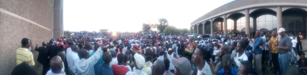 povonewstv's tweet photo. Crowd at Zanu PF HQ where ED Mnangagwa made his 1st public speech since returning from South Africa - 22 Nov 2017
#Mnangagwa #Ngwena #ZanuPF #EDreturns https://t.co/COuFXEAqq1
