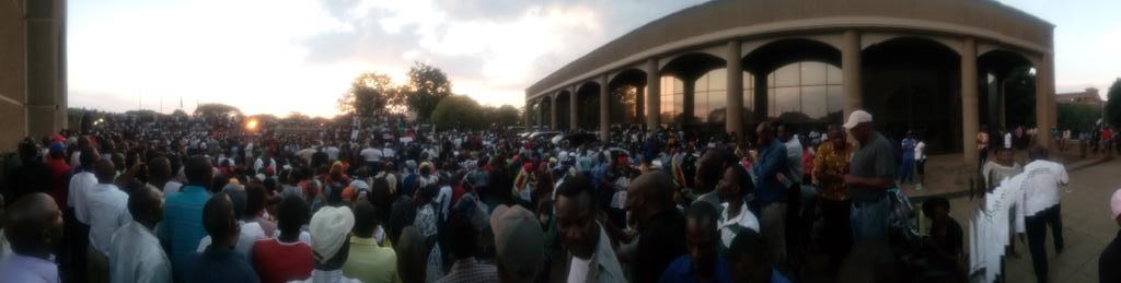 povonewstv's tweet photo. Crowd at Zanu PF HQ where ED Mnangagwa made his 1st public speech since returning from South Africa - 22 Nov 2017
#Mnangagwa #Ngwena #ZanuPF #EDreturns https://t.co/COuFXEAqq1