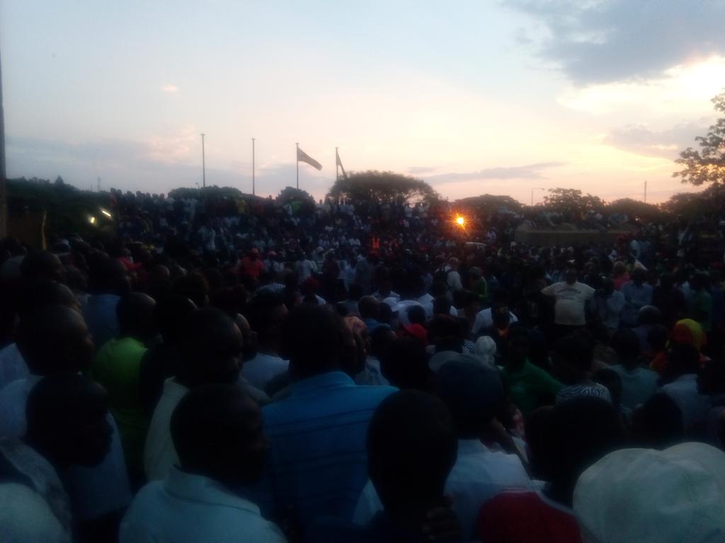 povonewstv's tweet photo. Crowd at Zanu PF HQ where ED Mnangagwa made his 1st public speech since returning from South Africa - 22 Nov 2017
#Mnangagwa #Ngwena #ZanuPF #EDreturns https://t.co/COuFXEAqq1