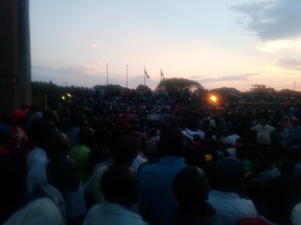 povonewstv's tweet photo. Crowd at Zanu PF HQ where ED Mnangagwa made his 1st public speech since returning from South Africa - 22 Nov 2017
#Mnangagwa #Ngwena #ZanuPF #EDreturns https://t.co/COuFXEAqq1